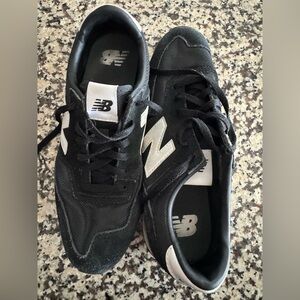 EUC Women’s New Balance 620 Sneakers - Black, White, Grey- Size 8.5 / 9 EU 40